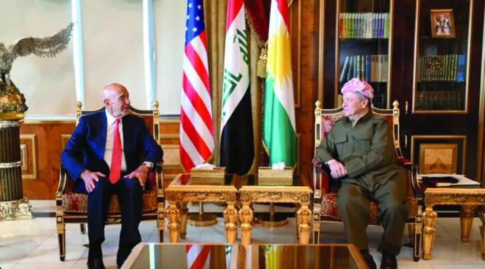 الزعيم الكردي مسعود بارزاني مستقبلاً المبعوث الأميركي توماس برَّاك في أربيل (الحزب الديمقراطي الكردستاني)