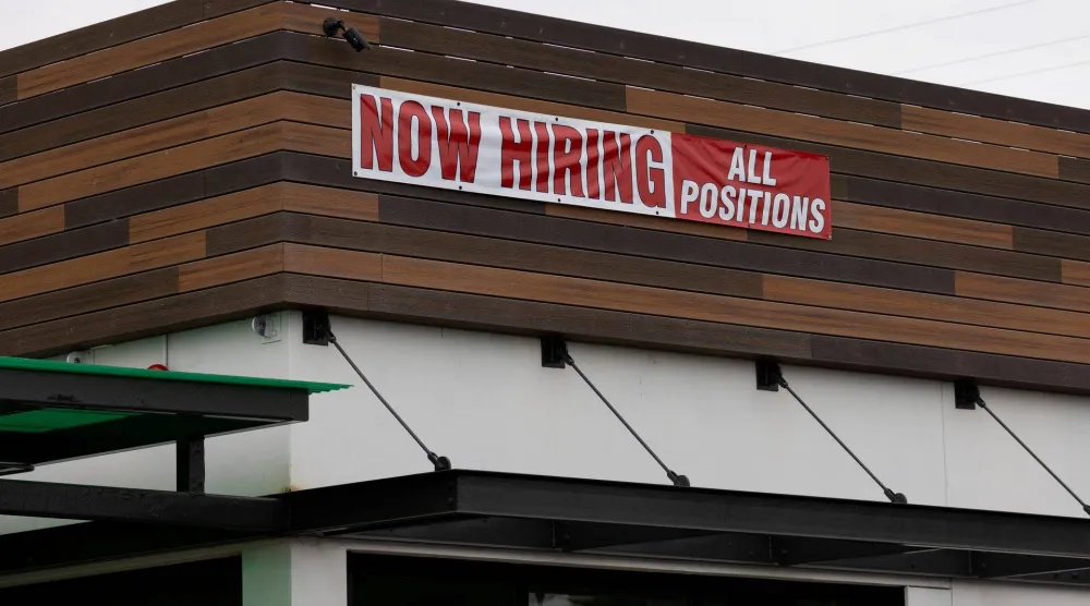 مطعم يعلن عن وظائف لجذب العمال في أوشنسايد بكاليفورنيا (رويترز)