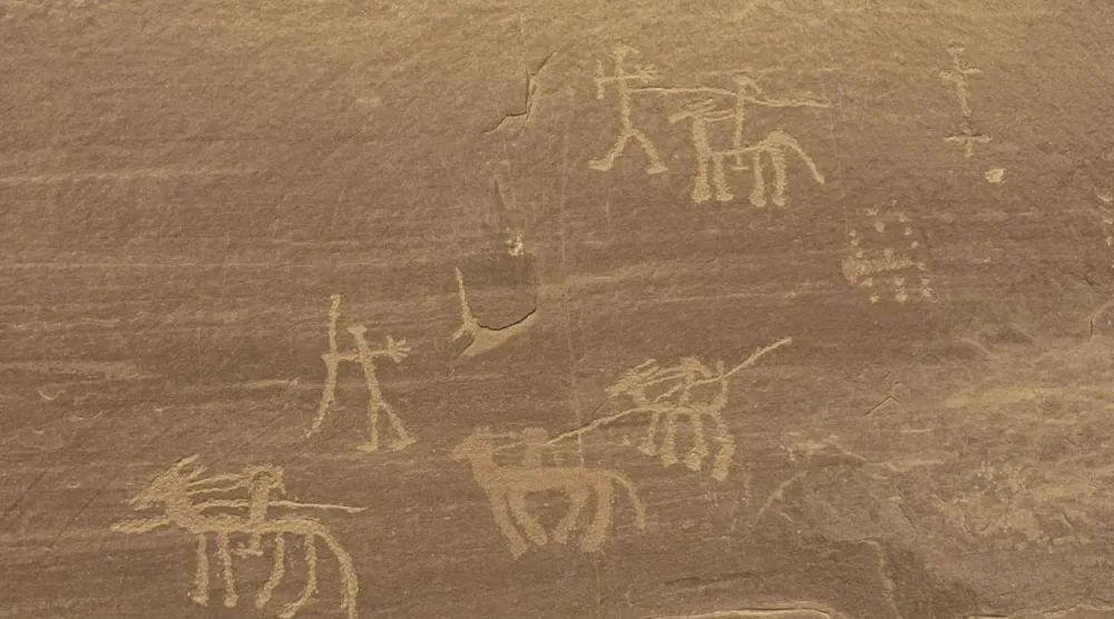 جانب من النقوش والرسوم على الكهف الأثري (وزارة السياحة والآثار)