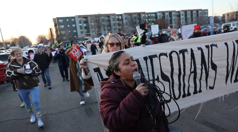 متظاهرون ضد إدارة الهجرة والجمارك الأميركية في ريتشفيلد بولاية مينيسوتا الأميركية... 11 فبراير 2026 (رويترز)