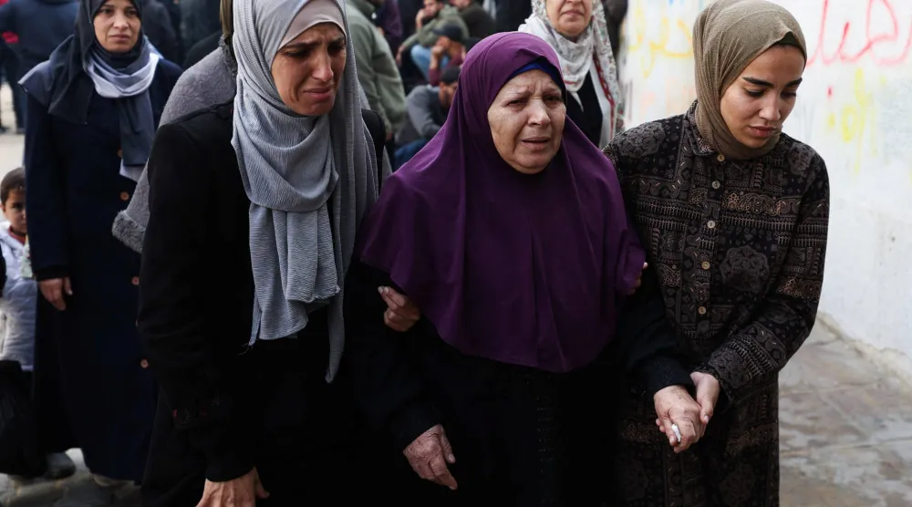 مشيّعون خلال جنازة فلسطينيين قُتلوا في غارة إسرائيلية يوم الاثنين بمستشفى «الشفاء» في مدينة غزة (رويترز)