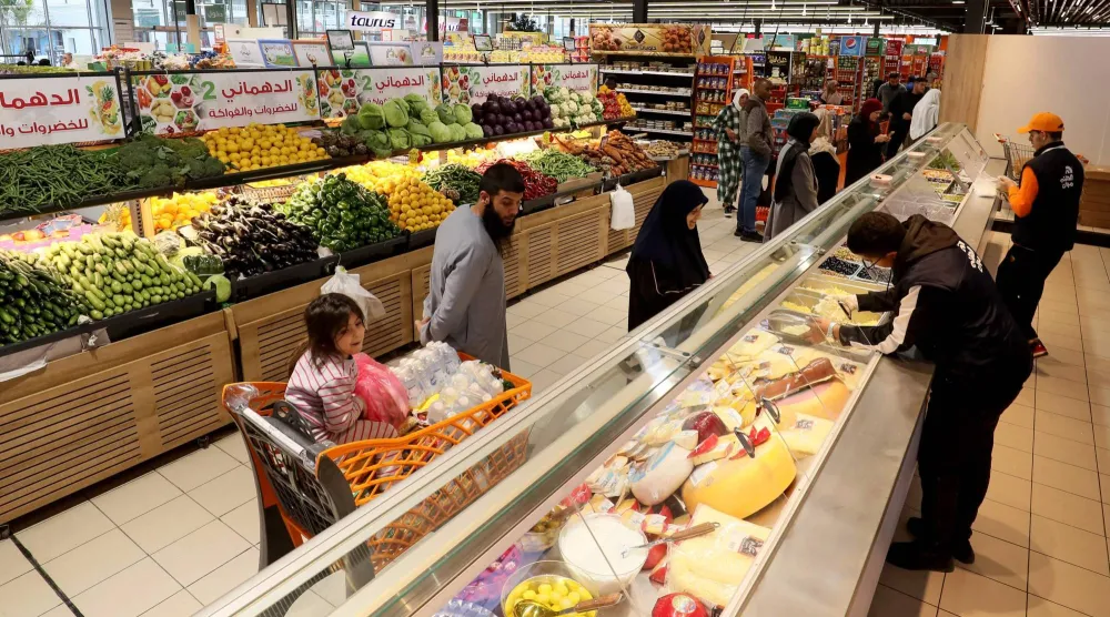 جُل الليبيين باتوا يشتكون من تدهور قدرتهم الشرائية بسبب ارتفاع الأسعار (أ.ف.ب)