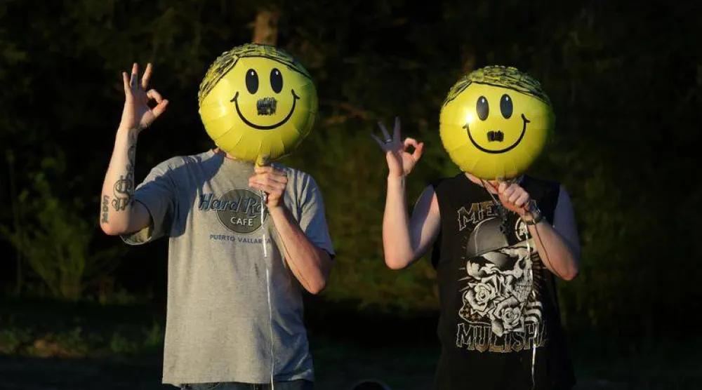 هناك تصرف بسيط مدته لا تتخطى الدقيقة يمكن أن يساعد في تعزيز مزاج الأشخاص (رويترز) 