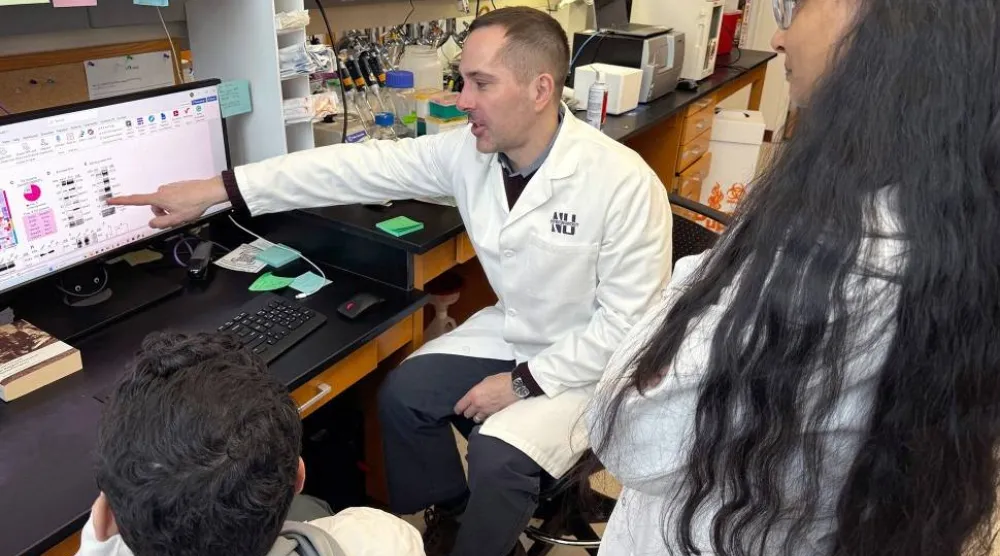 يتحدث الباحث الرئيسي جيفري سافاس إلى أعضاء مختبره (جامعة نورث وسترن)