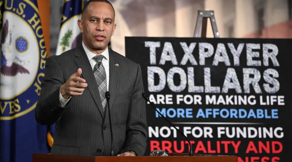 زعيم الأقلية الديمقراطية بمجلس النواب الأميركي حكيم جيفريز يتحدث خلال مؤتمر صحافي في مبنى الكابيتول الأميركي (أ.ف.ب)