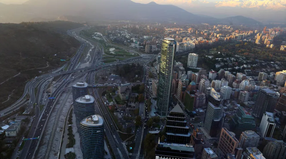 صورة تُظهر جانباً من مدينة سانتياغو في تشيلي (رويترز-أرشيفية)