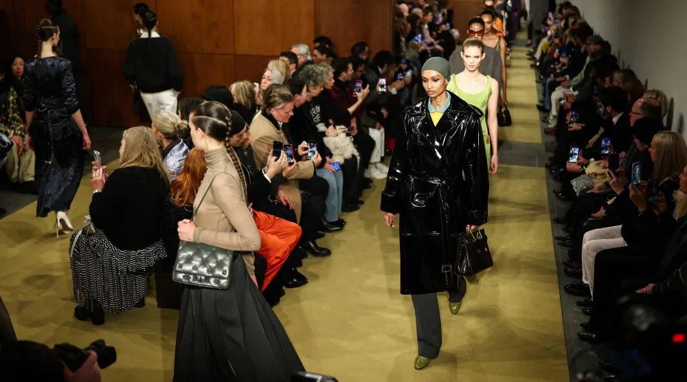 تباين «أسبوع نيويورك لخريف وشتاء 2026» بين التحدي والاستسلام (أ.ف.ب)