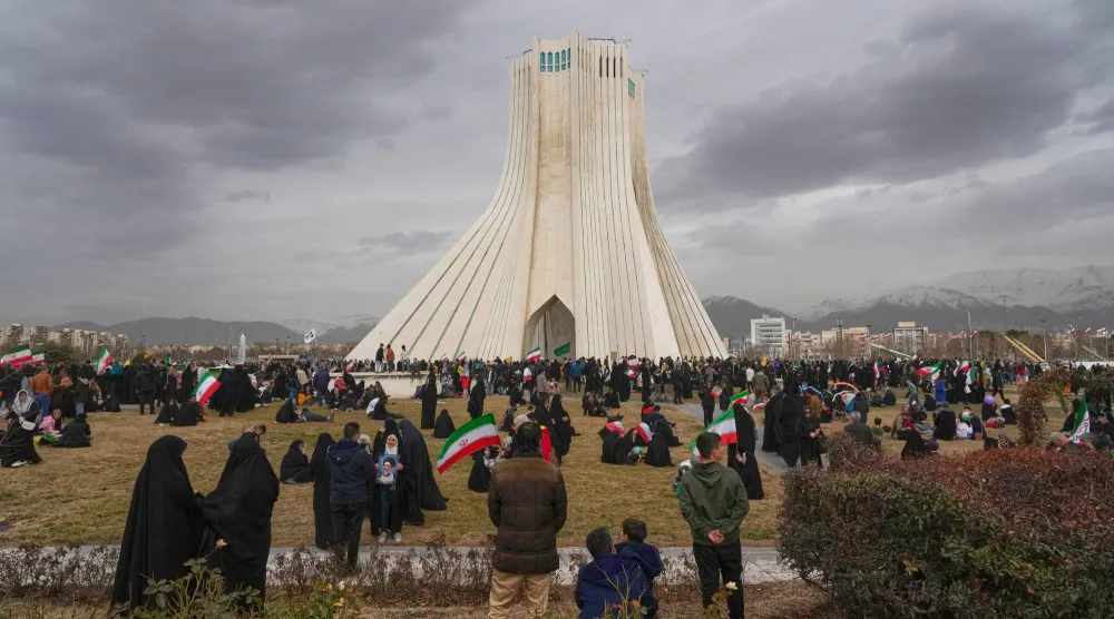 إيرانيون خلال مَسيرة سنوية بمناسبة إحياء ذكرى ثورة 1979 في ميدان آزادي (الحرية) غرب طهران الأربعاء (أ.ب)