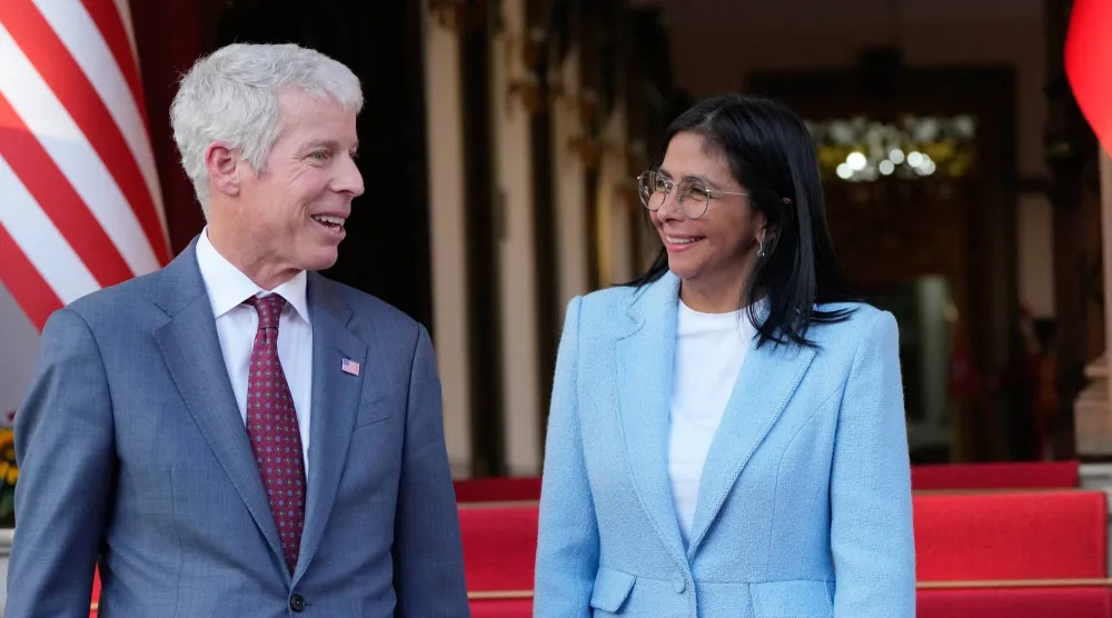 وزير الطاقة الأميركي كريس رايت بعد اجتماعه مع الرئيسة الفنزويلية بالوكالة ديلسي رودريغيز (أ.ب)