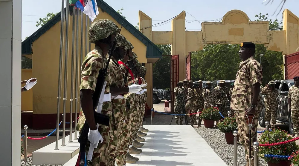 رئيس أركان الجيش النيجيري الفريق وايدي شايبو يتفقد قواته في بورنو الأسبوع الماضي (رويترز)