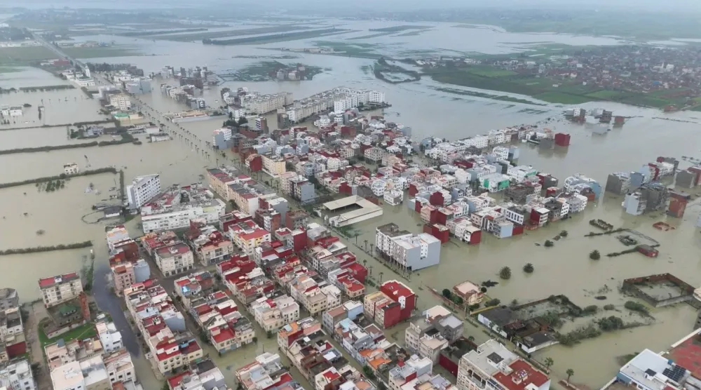 جانب من الفياضانات التي ضربت مدينة القصر الكبير شمال المغرب (رويترز)