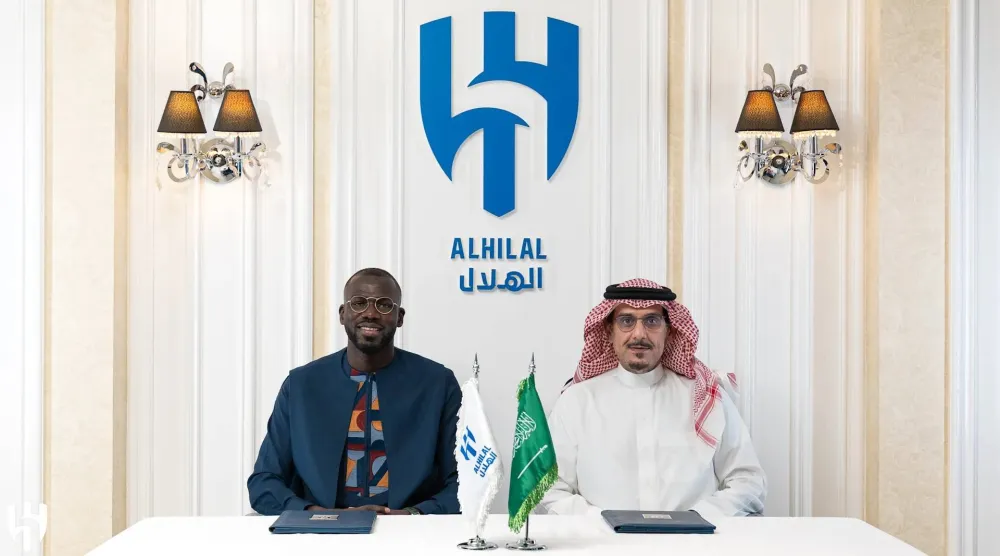 الأمير نواف بن سعد رئيس مجلس إدارة شركة «الهلال» خلال توقيع العقد مع كوليبالي (نادي الهلال)