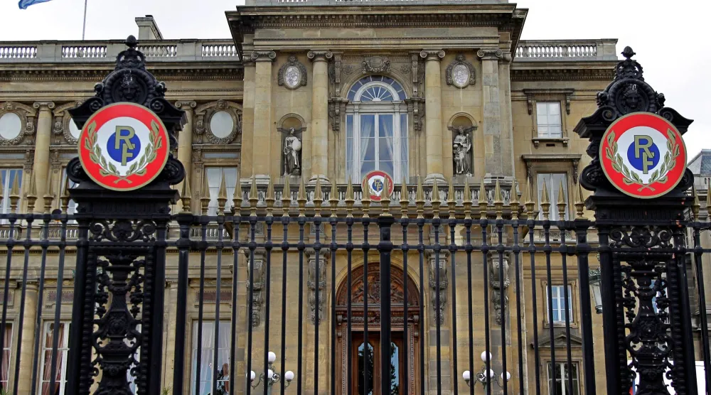 صورة من أمام مبنى وزارة الخارجية والشؤون الأوروبية الفرنسية في باريس (رويترز- أرشيفية)