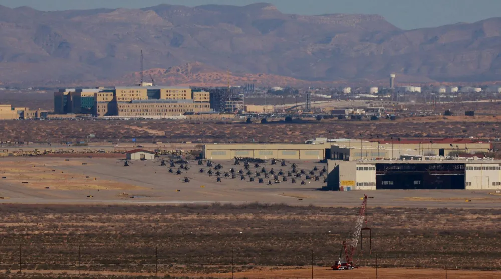 طائرات هليكوبتر في قاعدة «فورت بليس» الجوية بعدما رفعت إدارة الطيران الفيدرالية الأميركية إغلاقها المؤقت للمجال الجوي فوق مدينة إل باسو 11 فبراير (رويترز)