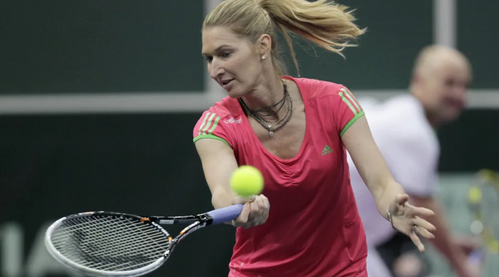 أسطورة التنس الألمانية السابقة شتيفي غراف (رويترز)