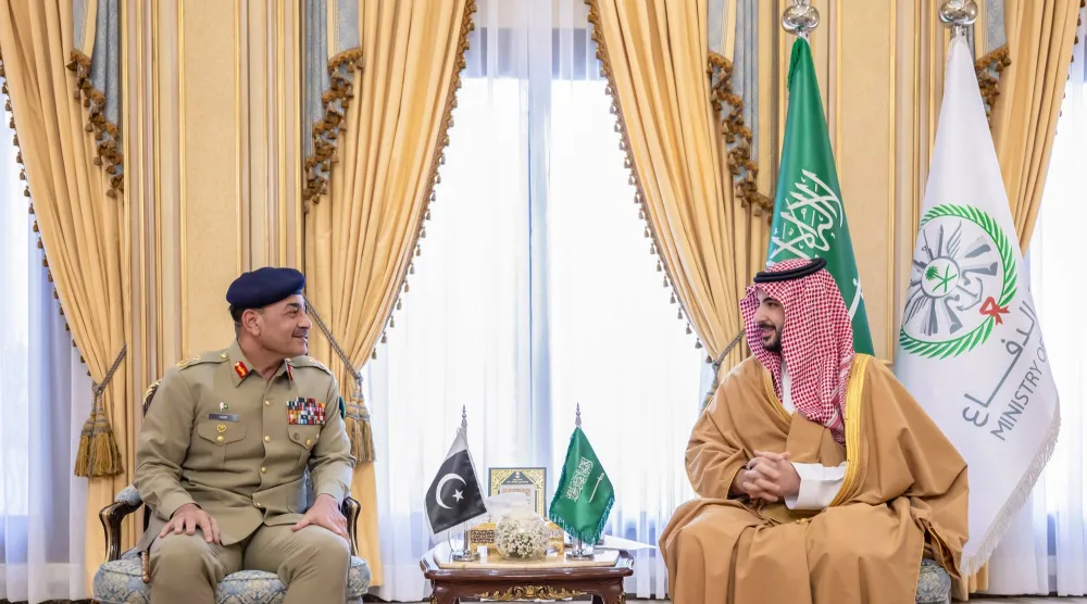 الأمير خالد بن سلمان لدى لقائه المشير عاصم منير في الرياض الخميس (وزارة الدفاع السعودية)