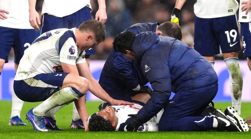 10 February 2026, United Kingdom, London: Tottenham Hotspur's Wilson Odobert receives medical treatment during the English Premier League soccer match between Tottenham Hotspur and Newcastle United at the Tottenham Hotspur Stadium. Photo: John Walton/PA Wire/dpa