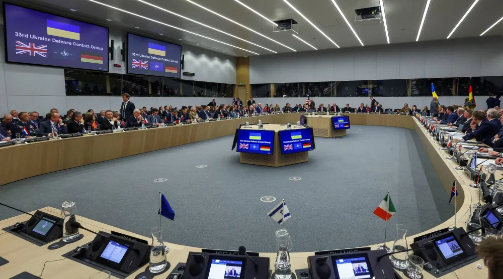 مسؤولون بمجموعة «الاتصال الدفاعية الأوكرانية» عقب اجتماع وزراء دفاع حلف شمال الأطلسي بمقر الحلف في بروكسل الخميس (رويترز)