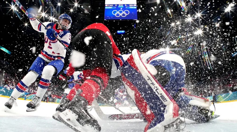 الهوكي على الجليد (رويترز)