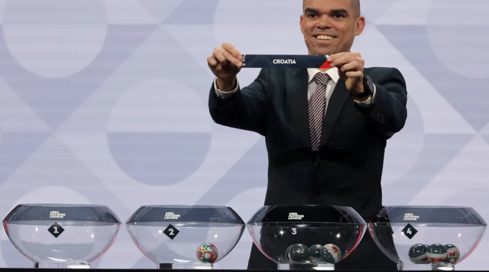  البرتغالي الدولي السابق بيبي خلال مراسم قرعة دوري أمم أوروبا في بروكسل (إ.ب.أ)