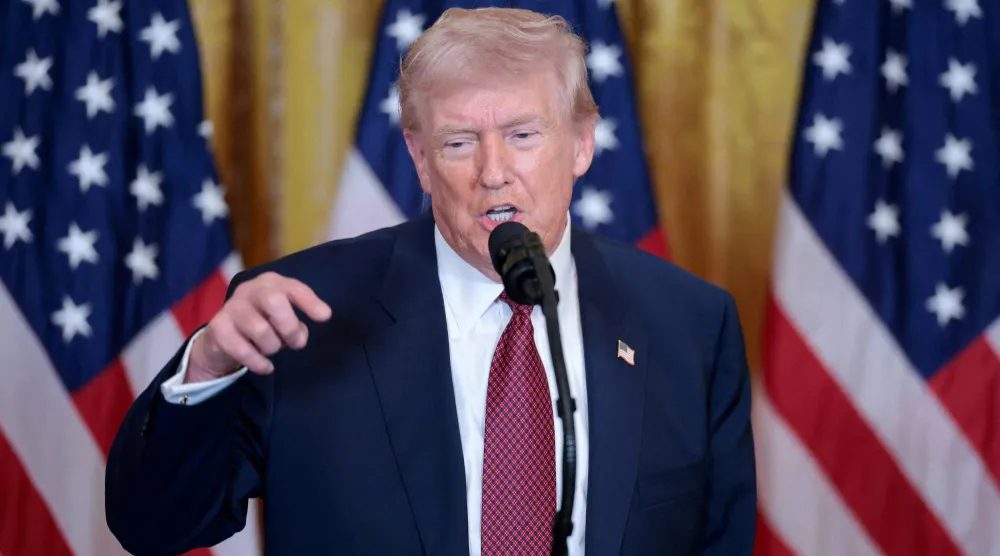 الرئيس الأميركي دونالد ترمب يلقي كلمة في القاعة الشرقية بالبيت الأبيض في العاصمة واشنطن بالولايات المتحدة 11 فبراير 2026 (رويترز)