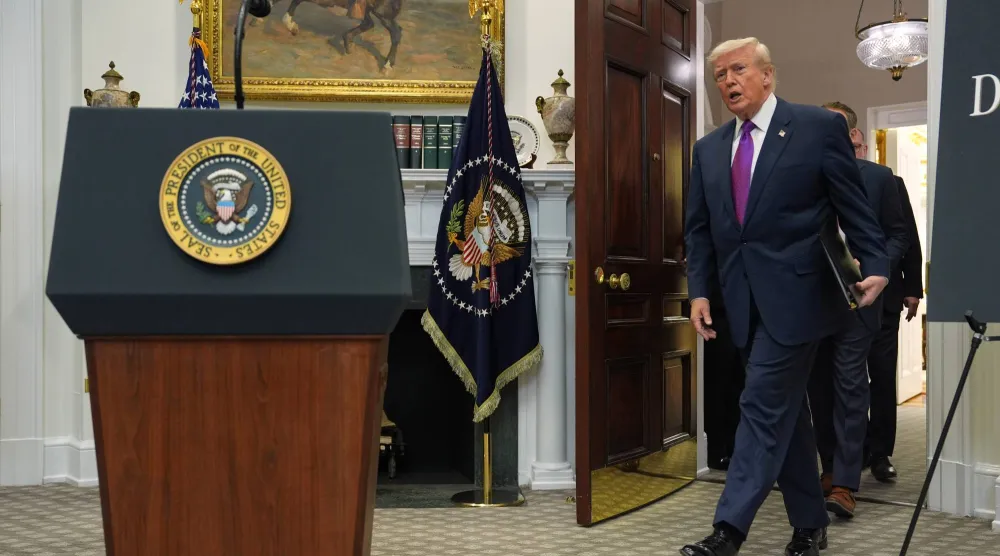 الرئيس الأميركي دونالد ترمب يدخل غرفة روزفلت بالبيت الأبيض (أ.ب)