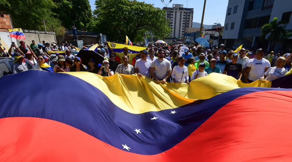 احتشاد المتظاهرين في حرم جامعة فنزويلا المركزية (أ.ب)