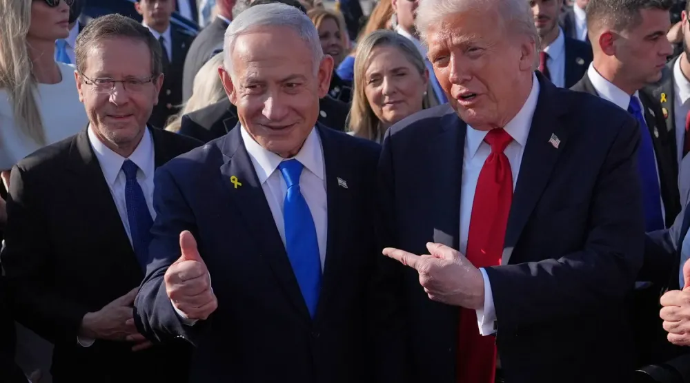 İsrail Başbakanı Binyamin Netanyahu, geçen ekim ayında Ben Gurion Havalimanı'nda ABD Başkanı Donald Trump ile İsrail Cumhurbaşkanı Isaac Herzog arasında, (AP)