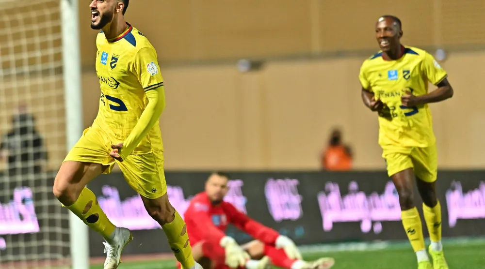 عمر السومة يحتفل بهدفه في شباك الأخدود (الدوري السعودي) 