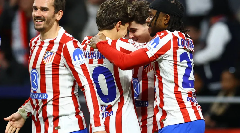 الأرجنتيني جوليان ألفاريز لاعب أتلتيكو مدريد يحتفل مع زملائه بعد تسجيل الهدف الرابع لفريقه (رويترز)