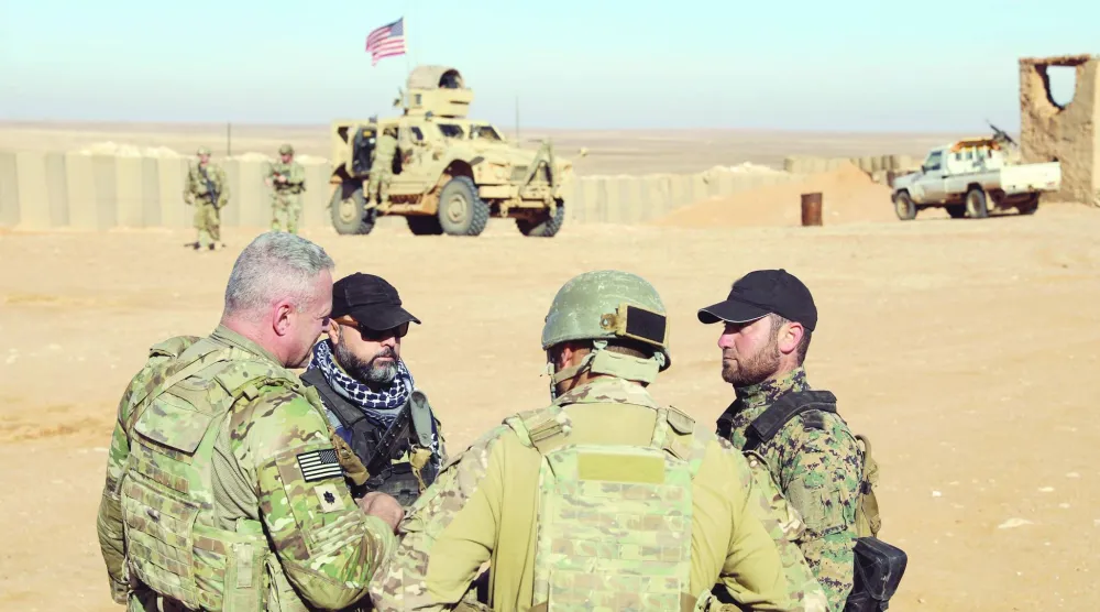 
أرشيفية لجنود أميركيين مع مقاتلين من «جيش سوريا الحرة» قرب قاعدة التنف (جيش سوريا الحرة)