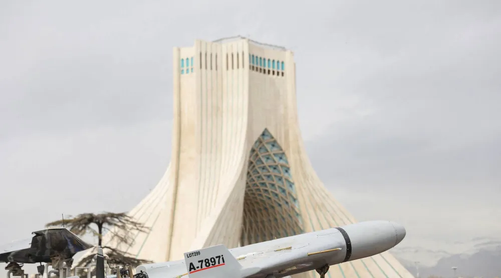 مسيرة انتحارية من طراز «شاهد 136» الانتحارية تعرض خلال مراسم ذكرى الثورة في طهران أمس (رويترز)