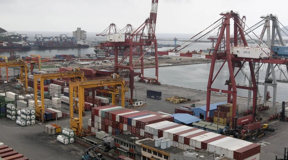 حاويات مُكدّسة في ميناء كيلونغ بشمال تايوان (أرشيفية - رويترز)