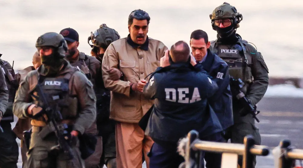 الرئيس الفنزويلي المحتجز بالولايات المتحدة نيكولاس مادورو لدى نقله إلى المحكمة في نيويورك يوم 5 يناير (رويترز)