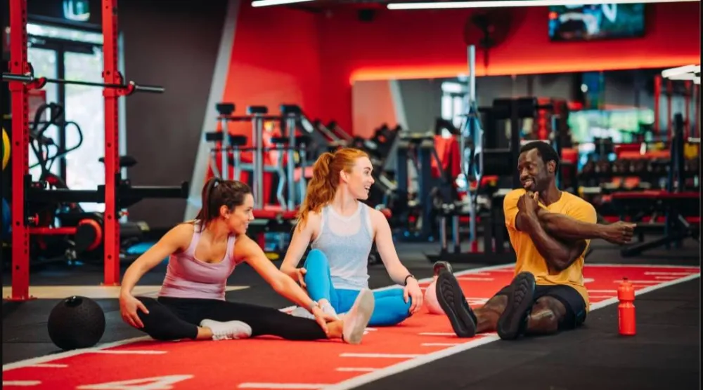 أشخاص يتدربون في نادٍ رياضي (رويترز)