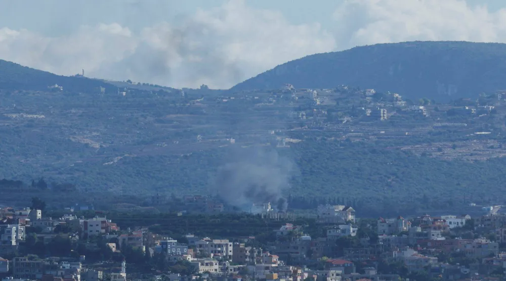 دخان يتصاعد بعد قصف إسرائيلي على جنوب لبنان كما شوهد من مدينة صور... لبنان 21 نوفمبر 2023 (رويترز)