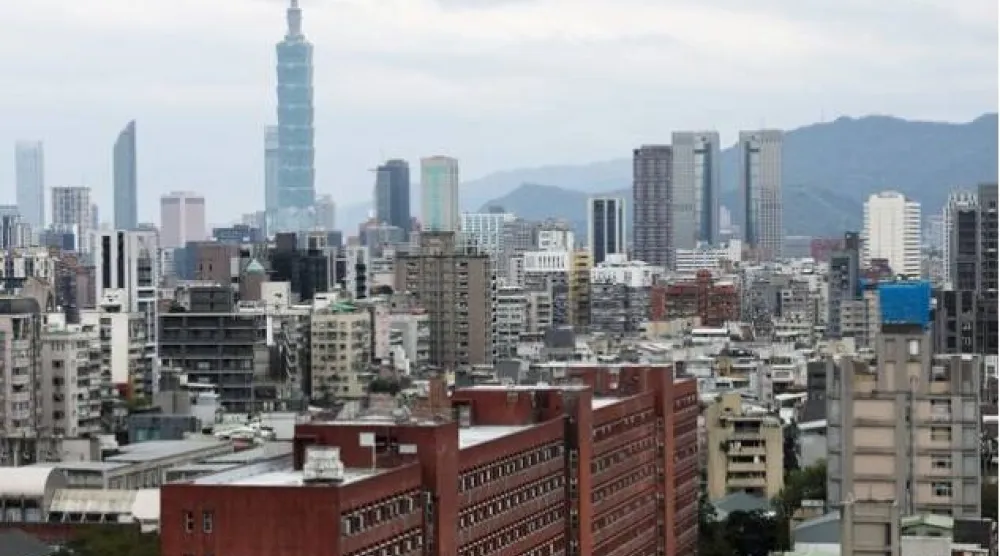 مشهد لمبنى «تايبيه 101» في مدينة تايبيه (رويترز)