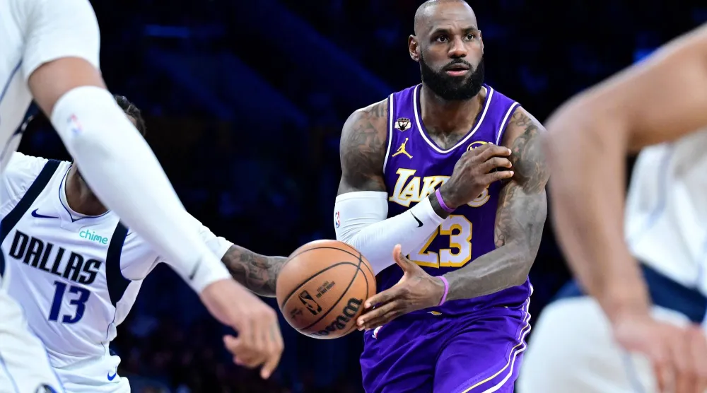 ليبرون جيمس يواصل تحطيم الأرقام في سن الـ41 (أ.ف.ب)