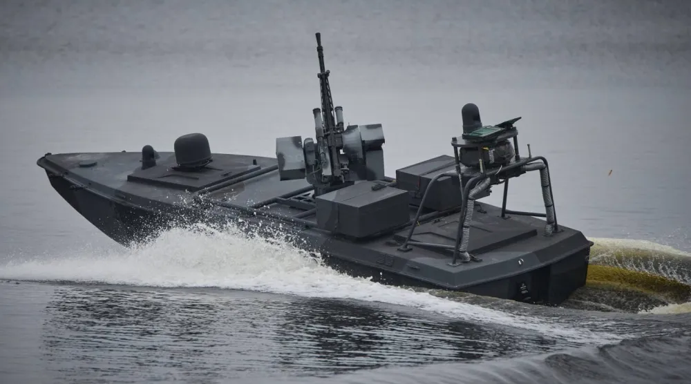 مسيّرة بحرية أوكرانية فوق الماء خلال عرض توضيحي لجهاز الأمن الأوكراني في موقع غير معلن في أوكرانيا... 17 أكتوبر 2025 (أ.ب)