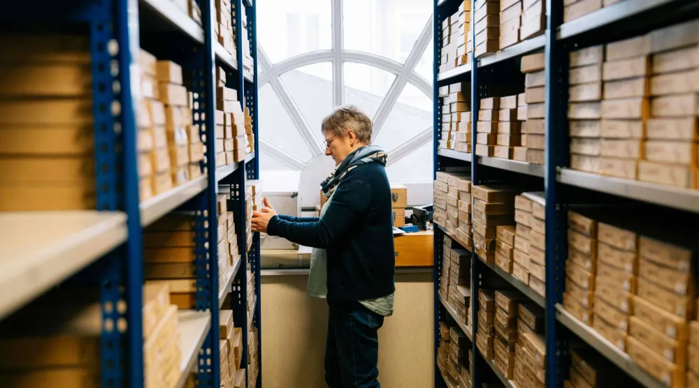 موظفة تعمل في الأرشيف الجيولوجي للمتحف الملكي لأفريقيا الوسطى بالقرب من بروكسل (أ.ف.ب)