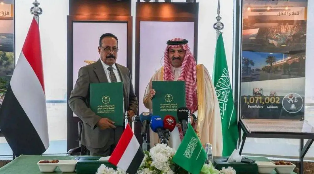 وزير الأشغال العامة في الحكومة اليمنية حسين العقربي مع السفير السعودي محمد آل جابر (سبأ)