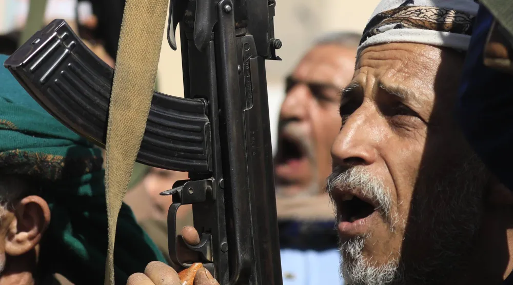 عناصر حوثيون خلال مظاهرة في صنعاء أمام السفارة الأميركية (إ.ب.أ)