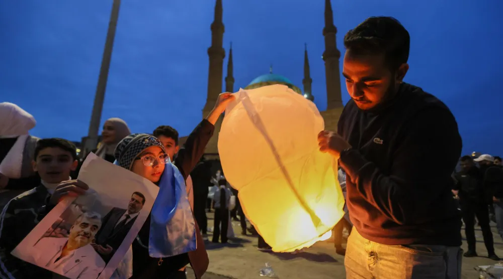 مناصرون لتيار «المستقبل» يحيون الذكرى السنوية الـ21 لاغتيال رئيس الحكومة الأسبق رفيق الحريري في وسط بيروت (د.ب.أ)