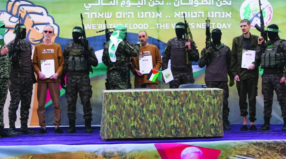 لافتة لـ«حماس» تحمل شعار «نحن الطوفان... نحن اليوم التالي» خلال تسليم دفعة من الأسرى الإسرائيليين (أرشيفية - أ.ف.ب)