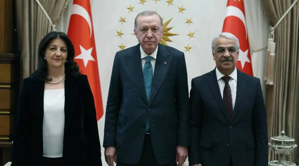 الرئيس التركي رجب طيب إردوغان التقى الأربعاء «وفد إيمرالي» المؤلف من النائبين الكرديين بروين بولدان (يمين) ومدحت سانجار لبحث تطورات «عملية السلام» (الرئاسة التركية)