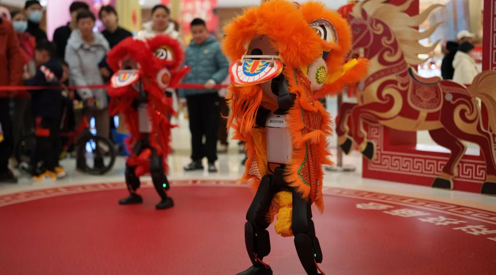 روبوتات تقدم عروضاً ترفيهية بمناسبة السنة القمرية الجديدة في معرض بالعاصمة الصينية بكين (أ.ب)