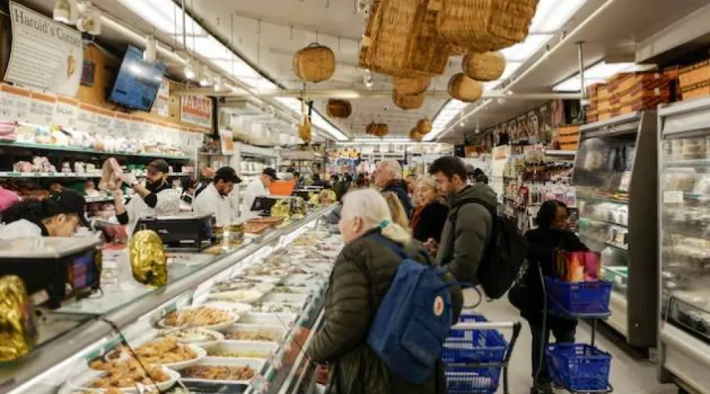 يتسوق الناس في متجر بمدينة نيويورك (رويترز)