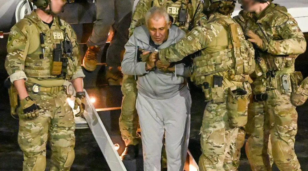 الزبير البكوش أثناء وصوله إلى أميركا الأسبوع الماضي (مدير مكتب التحقيقات الفيدرالي الأميركي كاش باتيل - «إكس»)