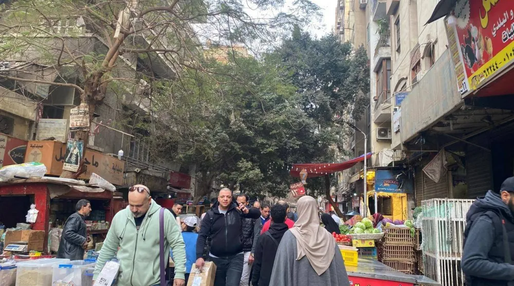 المصريون لا يتحمّلون الزيادات المستمرة في الأسعار بإحدى أسواق منطقة السيدة زينب (الشرق الأوسط)