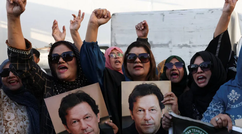 باكستانيون مؤيدون لرئيس الوزراء السابق المسجون عمران خان يتظاهرون في كراتشي بعد أنباء عن تدهور قدرته على الإبصار (رويترز)